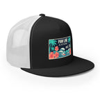 Trucker-Cap mit weißem Mesh links, schwarzer Vorderseite und Logo-Patch auf dem Panel