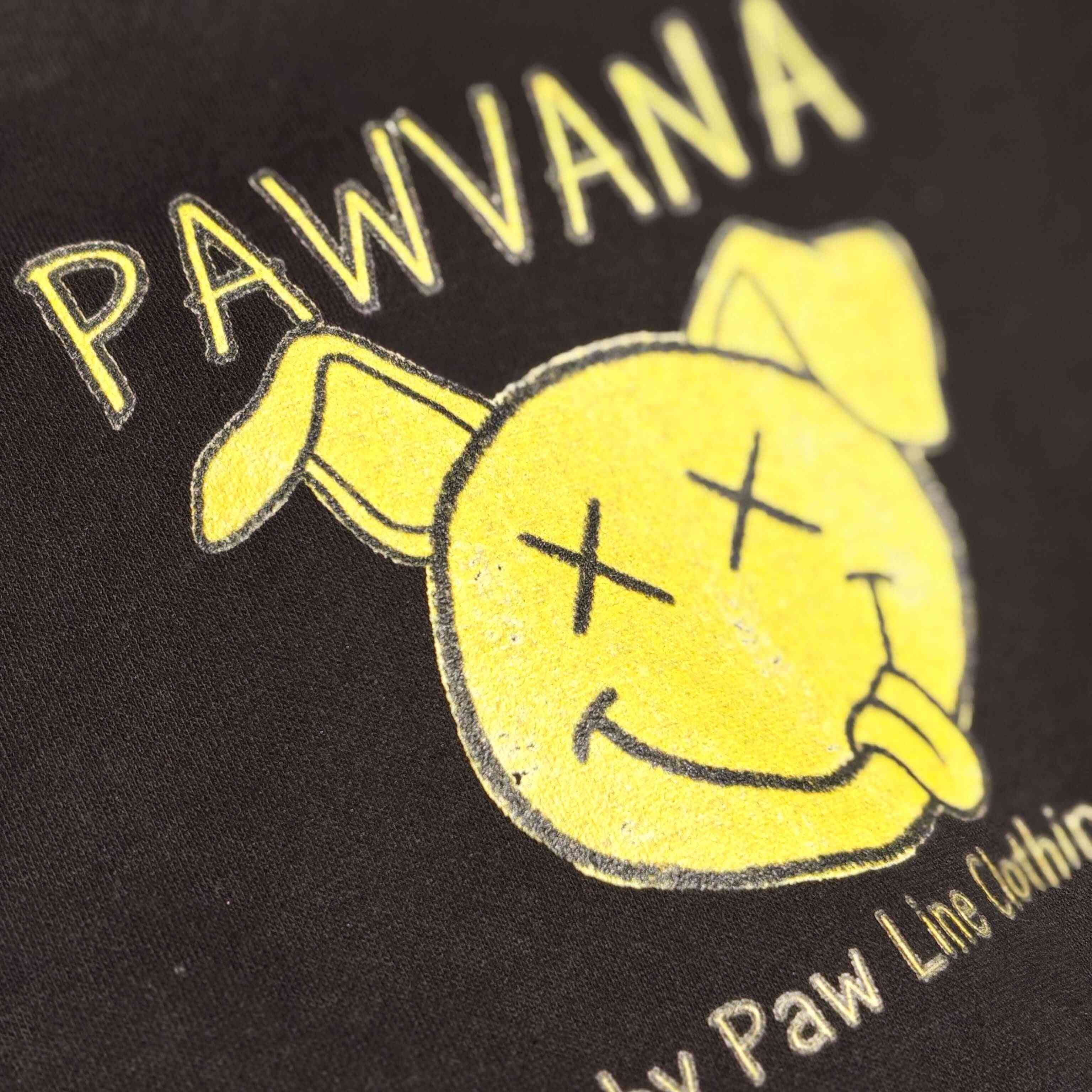 Schwarzer Hoodie mit gelbem Hundekopf-Print und Schrift „PAWVANA“ auf der Brust.