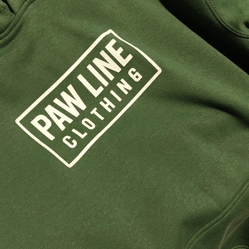 Grünes Hoodie-Logo-Patch mit Schriftzug Pawline Clothing auf der Brust.
