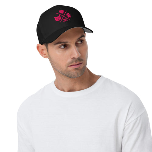 Schwarze Flexfit-Cap mit rotem Logo und Schriftzug
