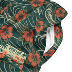 Mesh-Shorts dunkelgrün mit orangen Blumen, seitliches Etikett mit „est. 25“