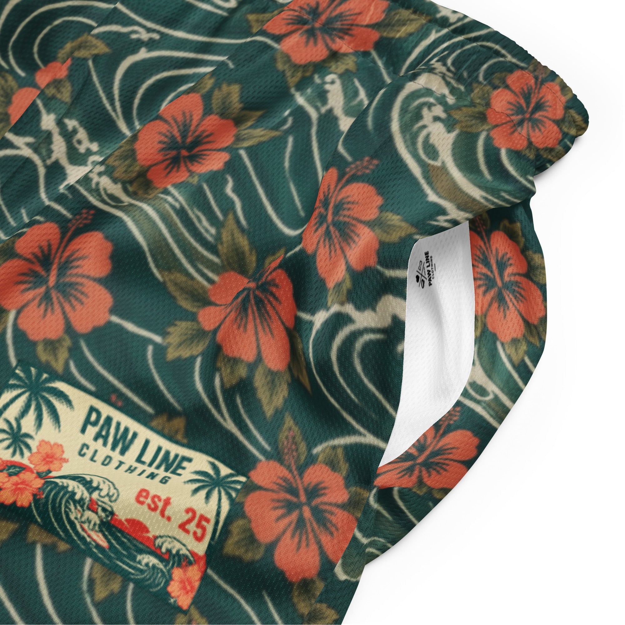 Mesh-Shorts dunkelgrün mit orangen Blumen, seitliches Etikett mit „est. 25“