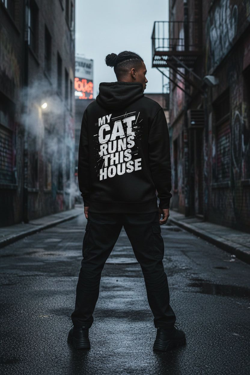 Schwarzer Hoodie mit Kapuze und Aufdruck „MY CAT RUNS THIS HOUSE“ (Rückseite)