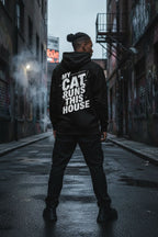 Schwarzer Hoodie mit Kapuze und Aufdruck „MY CAT RUNS THIS HOUSE“ (Rückseite)
