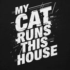 Hoodie-Print „MY CAT RUNS THIS HOUSE“ in Weiß auf dunklem Stoff