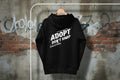 Adopt Premium-Hoodie: schwarzer Hoodie mit Kapuze und Brust-Print