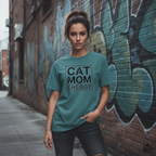 Petrolfarbenes T-Shirt mit Frontaufdruck „CAT MOM ENERGY“ im Kasten, Rundhals