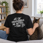 Schwarzes T-Shirt mit weißem Aufdruck „My Cat Understands Me Better Than You“ (Rückansicht)