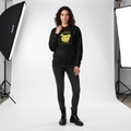 Schwarzer Hoodie mit Kapuze, Kängurutasche und gelbem Frontdruck „PAWVANA“.