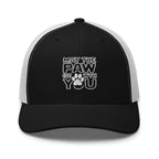 Schwarze Trucker-Cap mit weißem Netz, Logo-Print vorne, flaches Schild