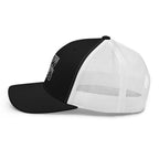 Schwarze Trucker-Cap mit weißem Netz, Seitenansicht, Logo-Print am Vorderteil