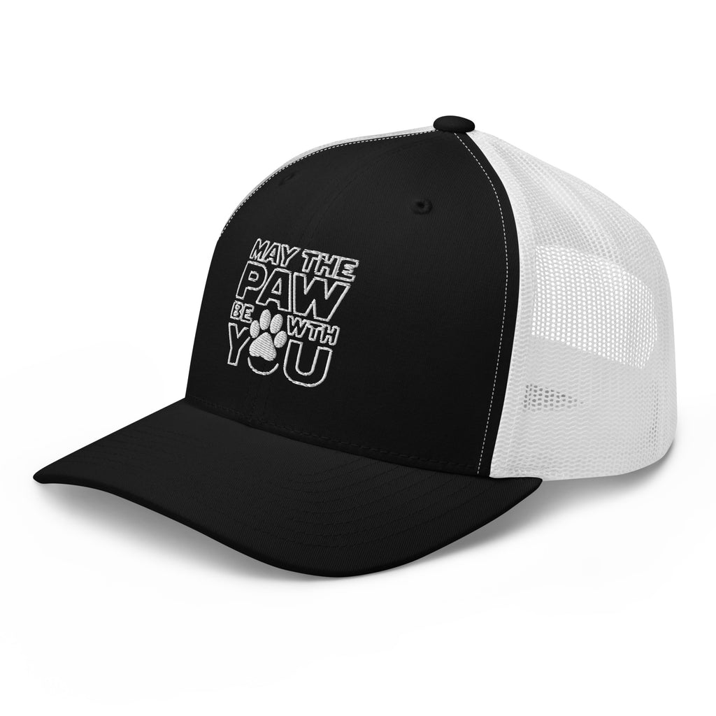 Schwarze Trucker-Cap mit weißem Netz, 3/4-Ansicht, Logo-Print vorne