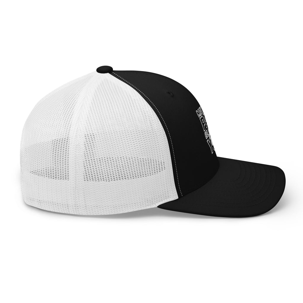 Weiße Trucker-Cap mit schwarzer Rückseite und Netz, seitliche Ansicht, flaches Schild
