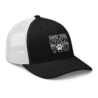 Trucker-Cap mit schwarzer Front und weißem Mesh-Rückteil, schwarzem Schirm, Schriftaufdruck