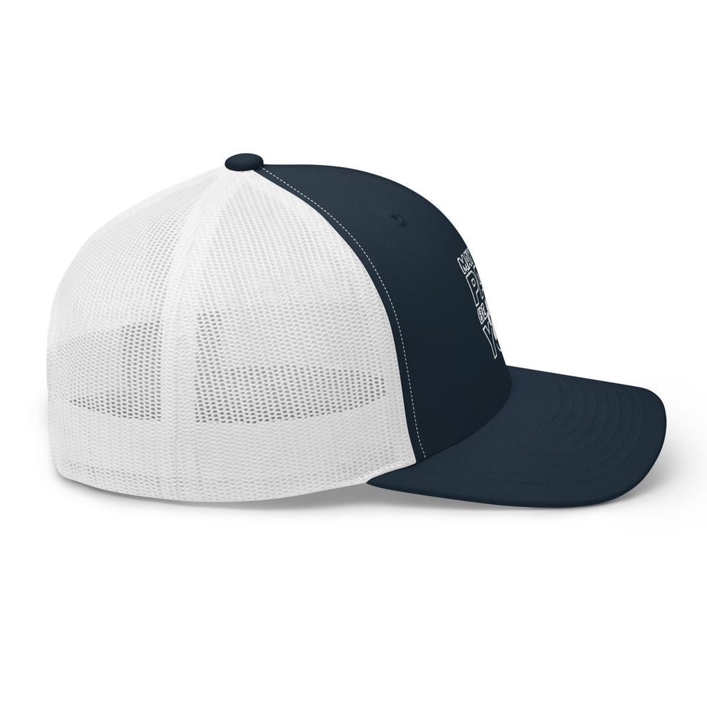 Weiße Trucker-Cap mit dunkelblauem Rückteil und Netz, seitliche Ansicht, flaches Schild