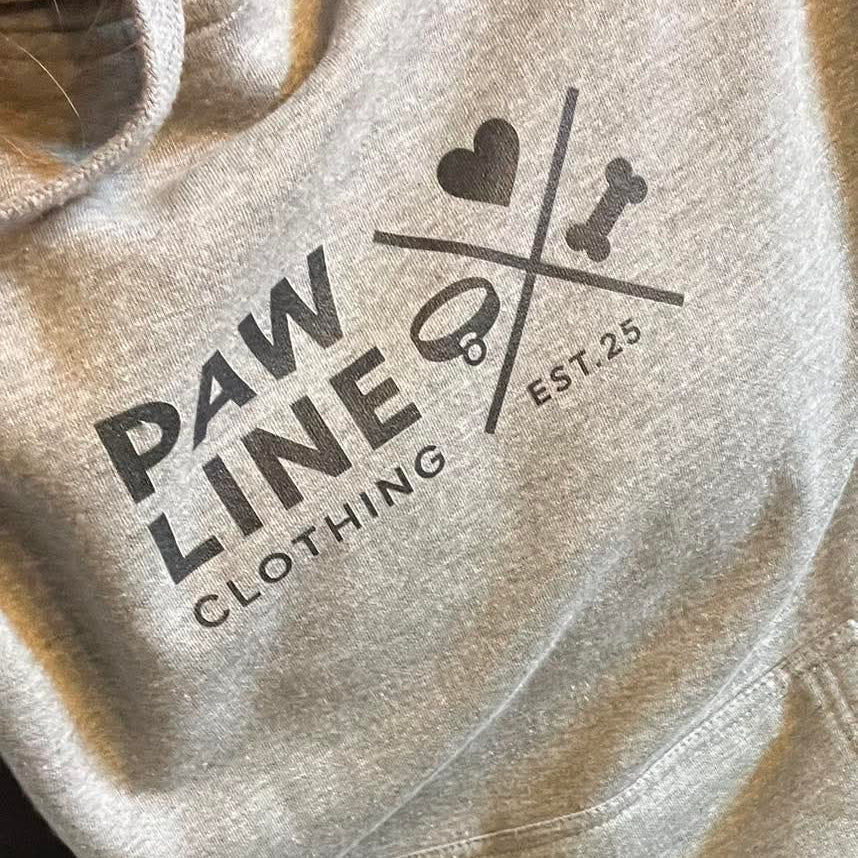 Grauer Hoodie mit Nahaufnahme des Frontprints „PAW LINE“ und Herzsymbolen