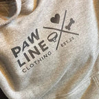 Grauer Hoodie mit Nahaufnahme des Frontprints „PAW LINE“ und Herzsymbolen