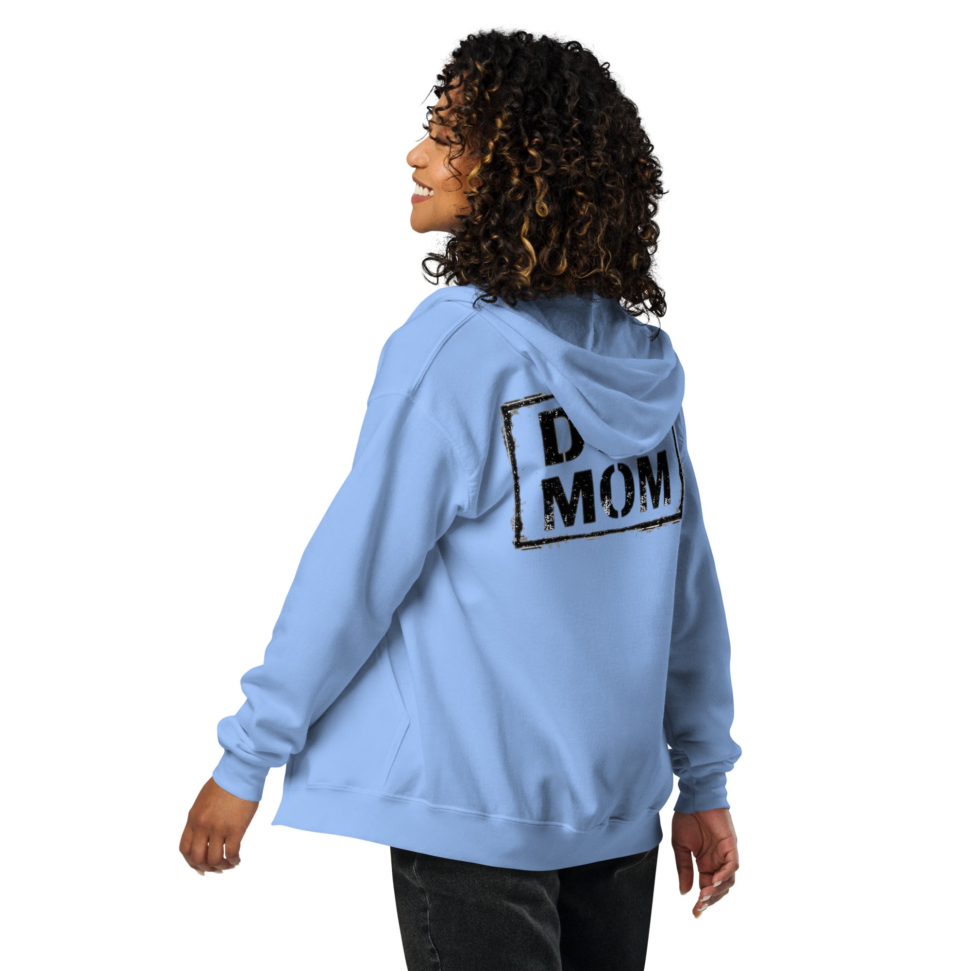 Himmelblauer Zip-Hoodie mit Kapuze, Rückansicht mit „DOG MOM“-Aufdruck am Modell getragen