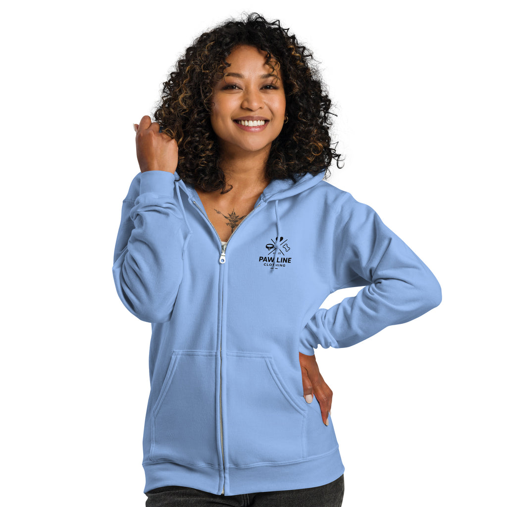 Himmelblauer Damen-Zip-Hoodie mit Kapuze, „Paw Line“-Logo auf der Brust, Modell im Bild
