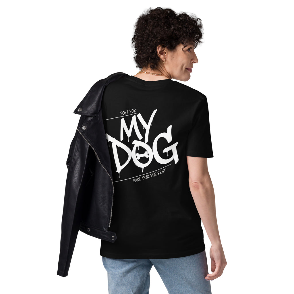 Schwarzes T‑Shirt am Modell, Rückenprint „MY DOG“ in Weiß