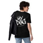 Schwarzes T‑Shirt am Modell, Rückenprint „MY DOG“ in Weiß