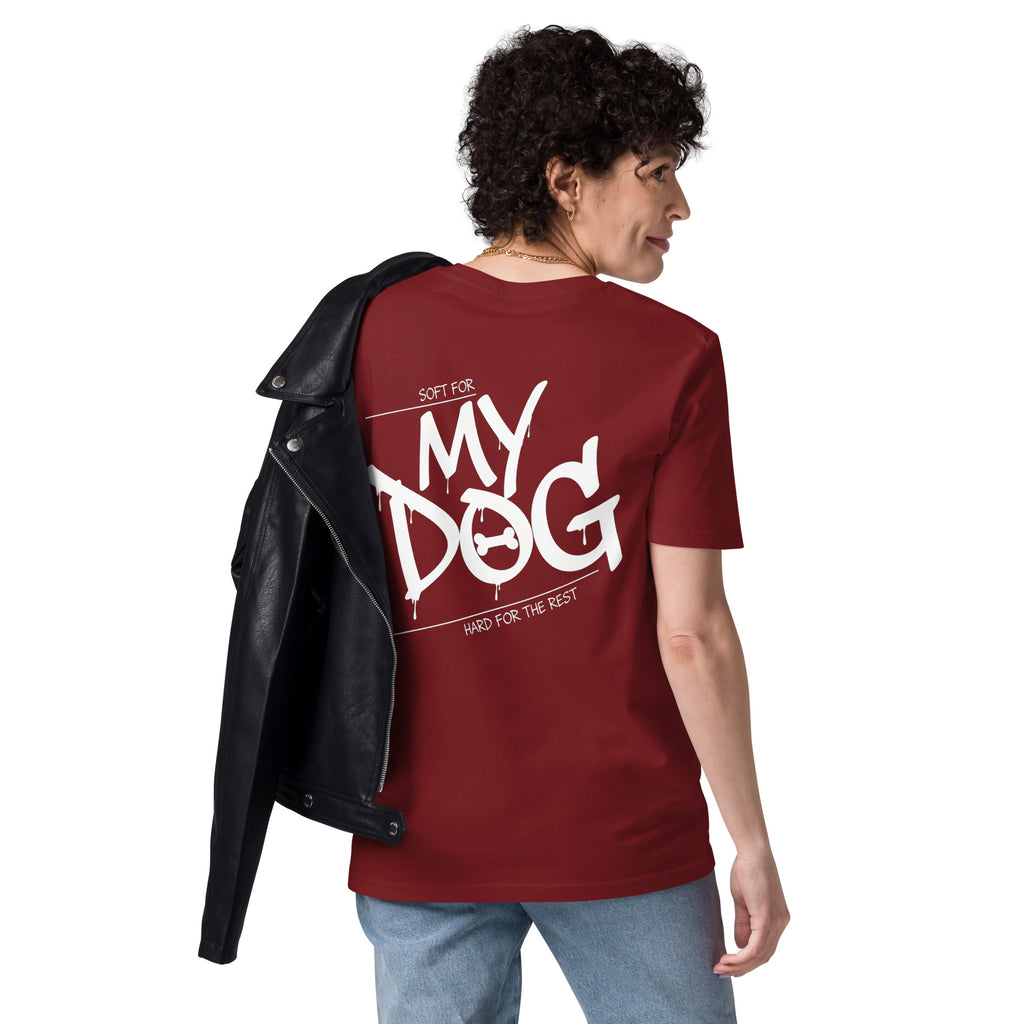 Burgundy T‑Shirt am Modell, Rückenprint „MY DOG“ in Weiß