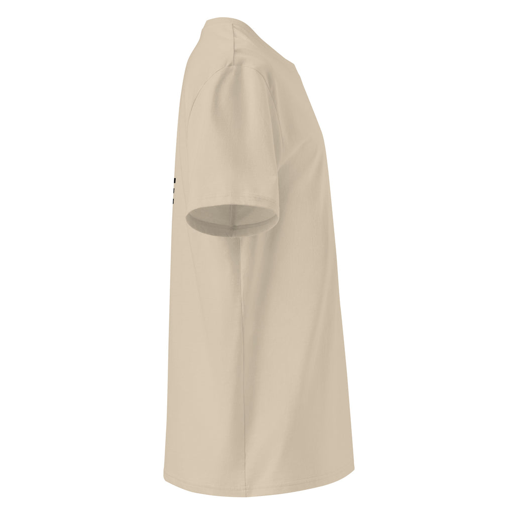 Bio-Baumwoll-T-Shirt in Hellbeige, seitliche Ansicht mit rundem Halsausschnitt