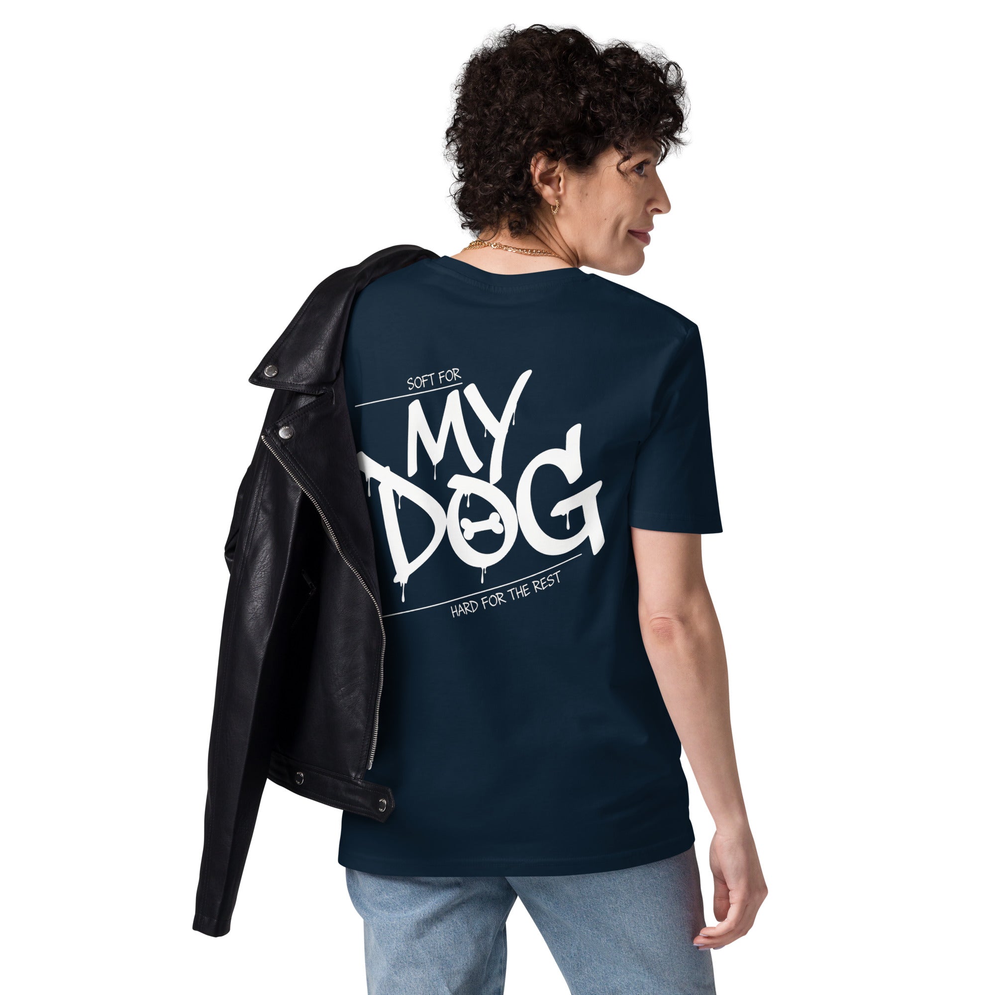 French‑Navy T‑Shirt am Modell, Rückenprint „MY DOG“ in Weiß