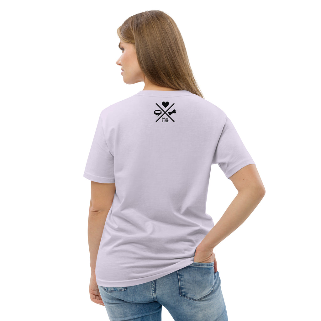 Lavendelfarbenes T-Shirt in Seitansicht mit Rückenmotiv „Paw Line“