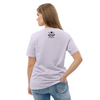 Lavendelfarbenes T-Shirt in Seitansicht mit Rückenmotiv „Paw Line“
