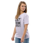 Lavendelfarbenes T-Shirt in Seitenansicht mit Frontaufdruck „CAT MOM ENERGY“