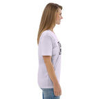 Unisex-T-Shirt in Lavendel, Seitenansicht mit teilweise sichtbarem Frontprint am Ärmelbereich
