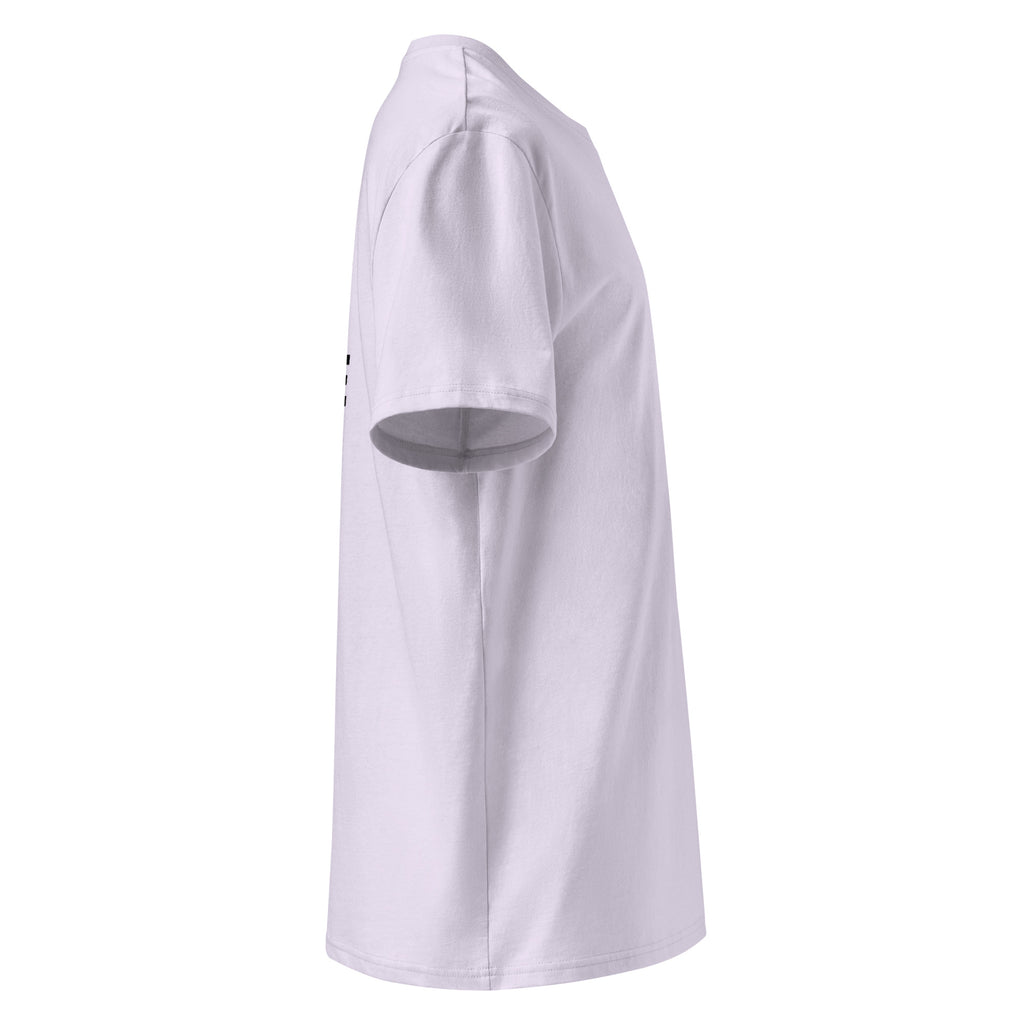 Bio-Baumwoll-T-Shirt in hellem Lila, Seitenansicht mit kleinem Ärmel-Print