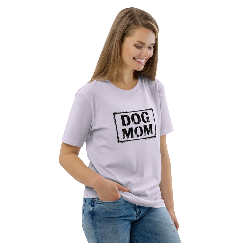 Unisex-T-Shirt in Lavendel mit Frontprint „DOG MOM“ im schwarzen Rechteck, lässig getragen