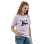 Unisex-T-Shirt in Lavendel mit Frontprint „DOG MOM“ im schwarzen Rechteck, lässig getragen