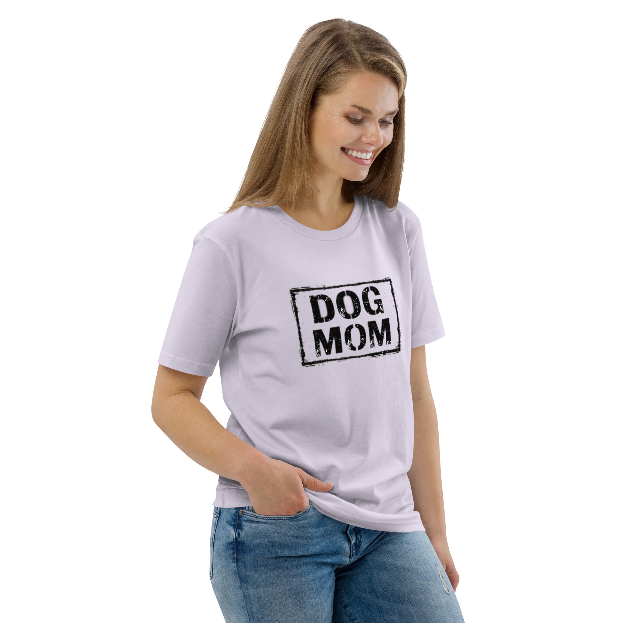 Unisex-T-Shirt in Lavendel mit Frontprint „DOG MOM“ im schwarzen Rechteck, lässig getragen