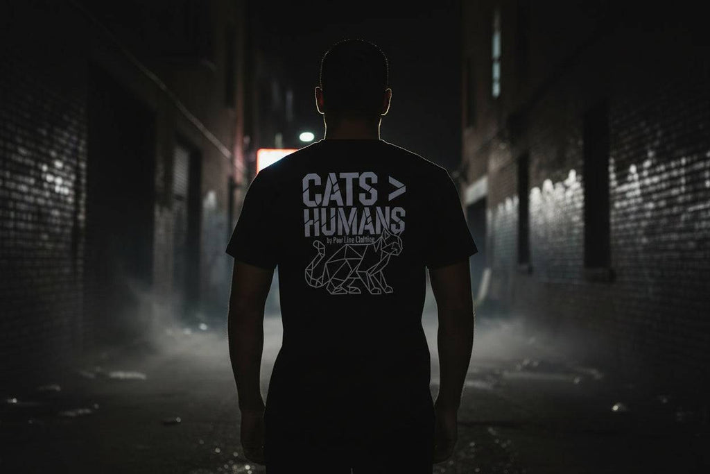 Unisex-T-Shirt: schwarzer Rundhalsausschnitt, bedruckte Rückseite mit Katzenmotiv