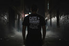 Unisex-T-Shirt: schwarzer Rundhalsausschnitt, bedruckte Rückseite mit Katzenmotiv