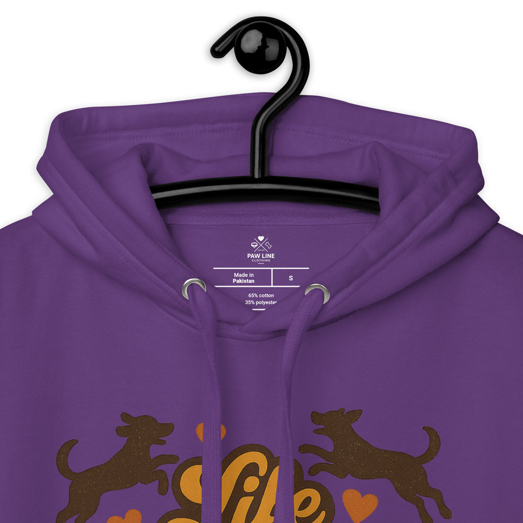 Lila Hoodie im Detail: Kapuze mit Kordelöffnung und großes Hunde-Printmotiv am Vorderteil