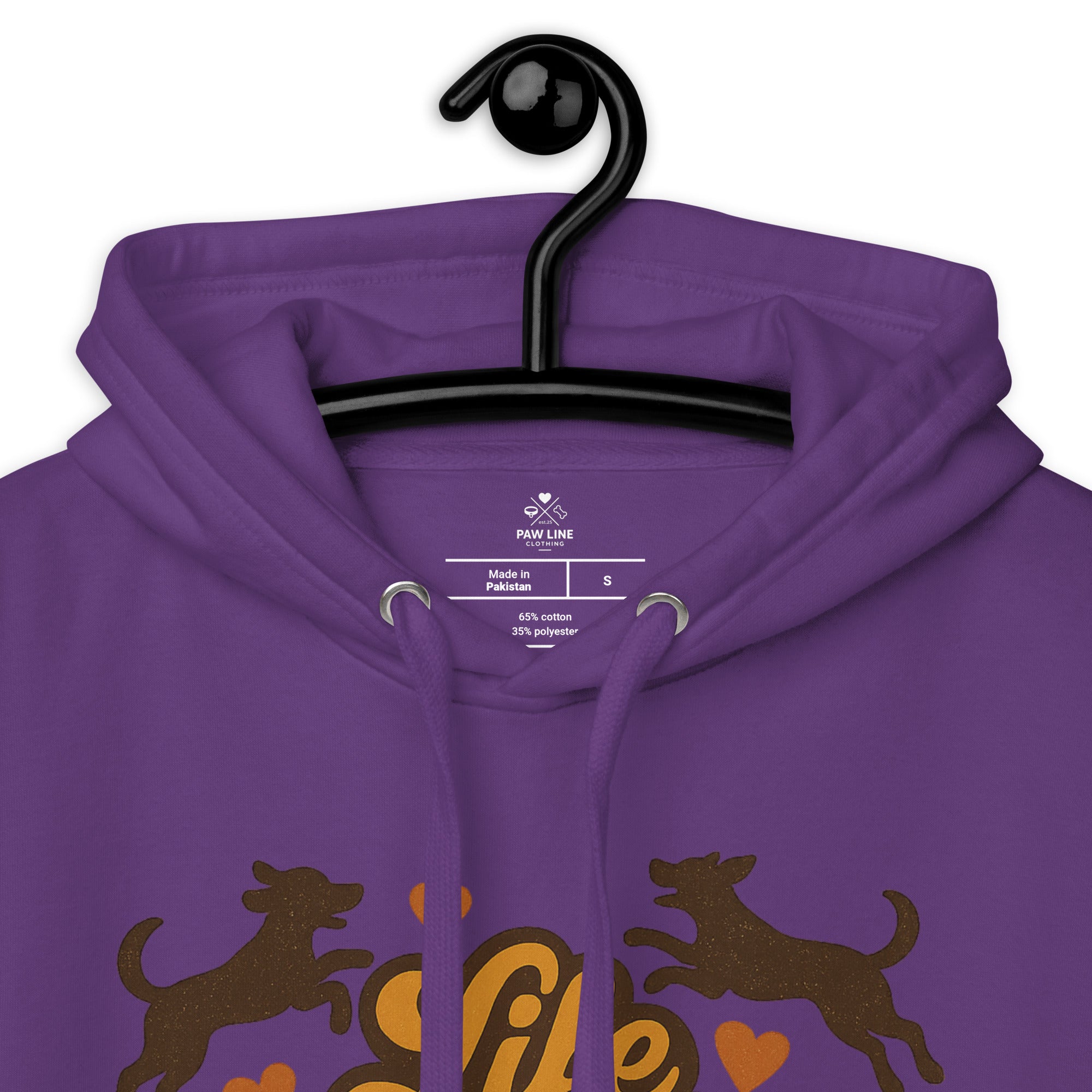 Lila Hoodie im Detail: Kapuze mit Kordelöffnung und großes Hunde-Printmotiv am Vorderteil