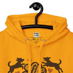 Orange Hoodie im Detail: Kapuze mit Kordel und Innenetikett, darüber Hunde-Printmotiv