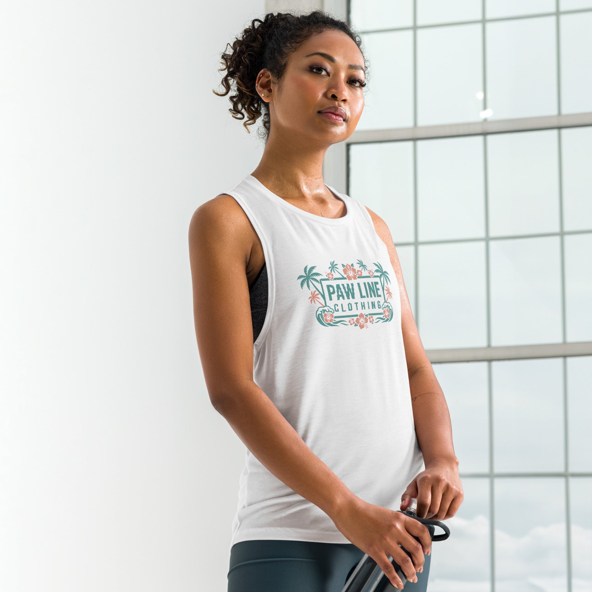 Weißes Muscle-Tank-Top mit schmalen Trägern und Frontprint „PAW LINE CLOTHING“