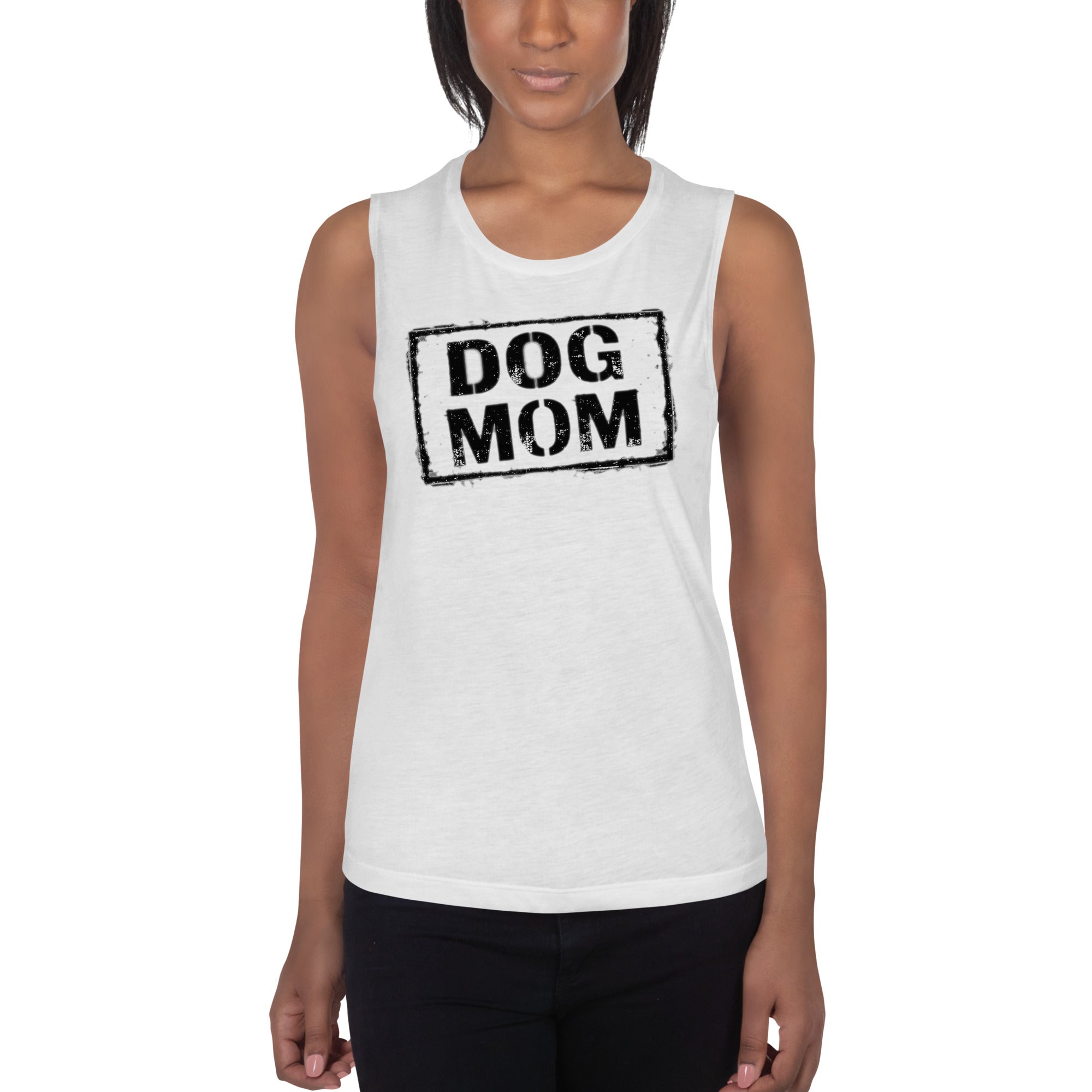 Damen Muscle-Tank-Top, weiß, mit Rundhalsausschnitt und „DOG MOM“-Grafik