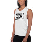 Damen Muscle-Tank-Top, weißes ärmelloses Top mit Rundhalsausschnitt und „DOG MOM“-Motiv